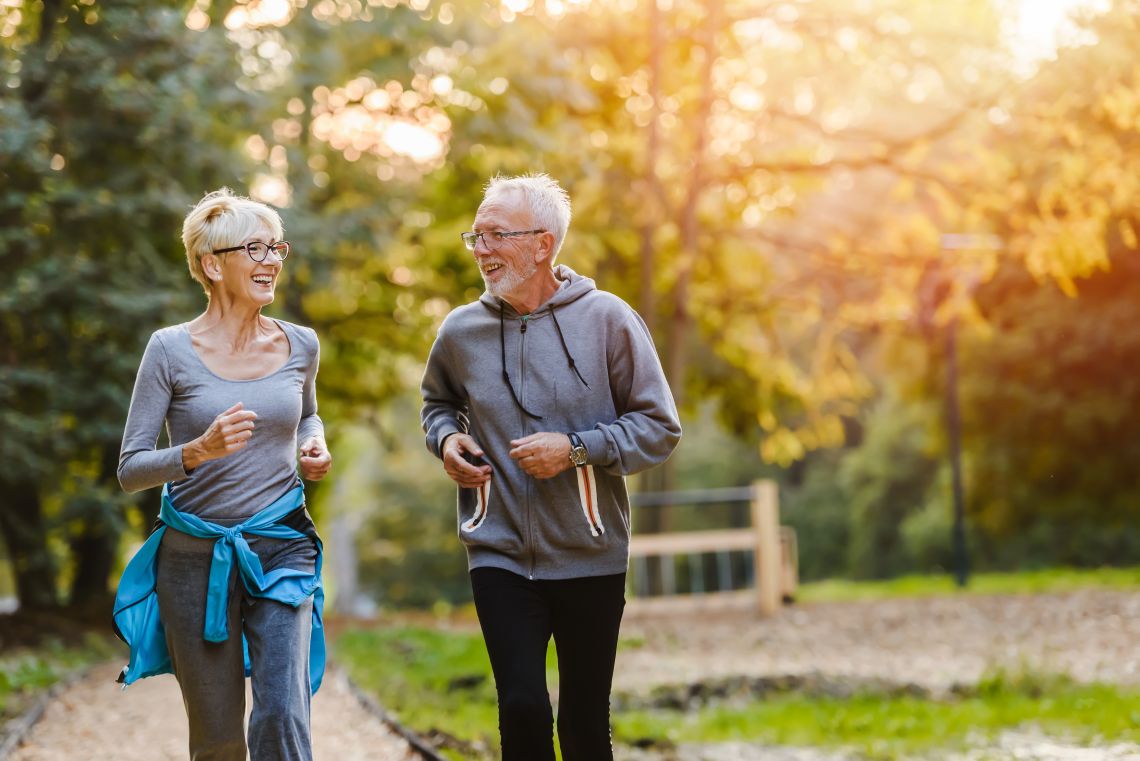 Gesundheitscheck ab 60: Senioren joggen im Park