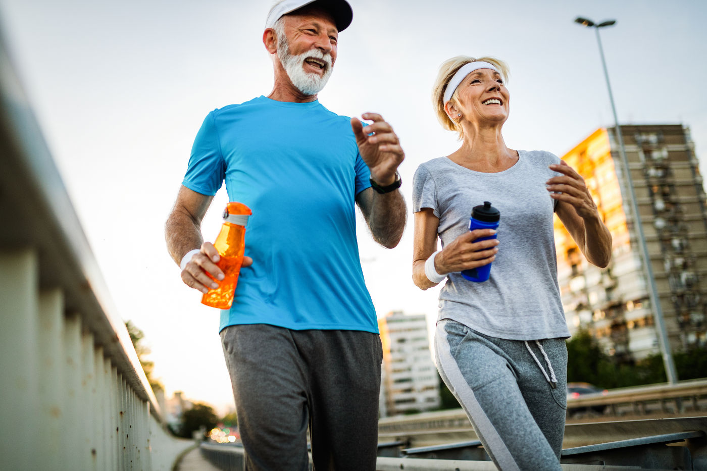 © © NDABCREATIVITY | stock.adobe.com Älteres Paar joggt gemeinsam