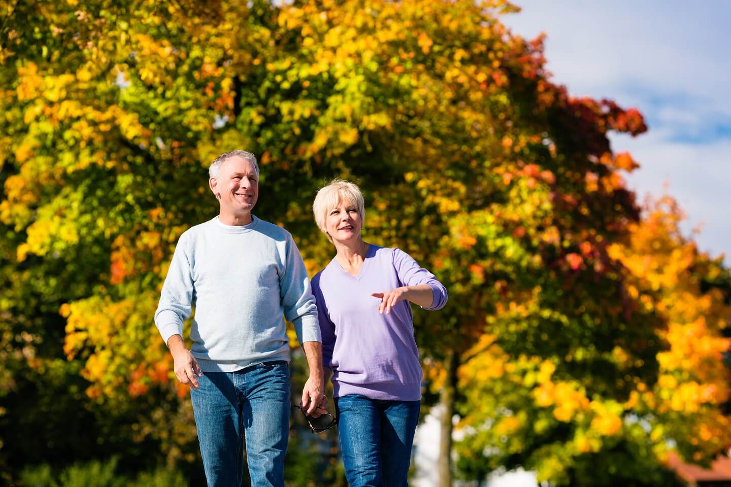 Älteres Paar beim Spaziergang im Herbst