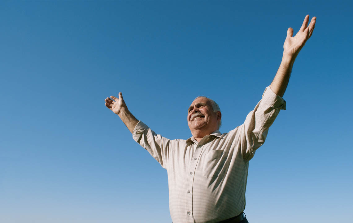 Senior erfreut sich an Sonnenstrahlen