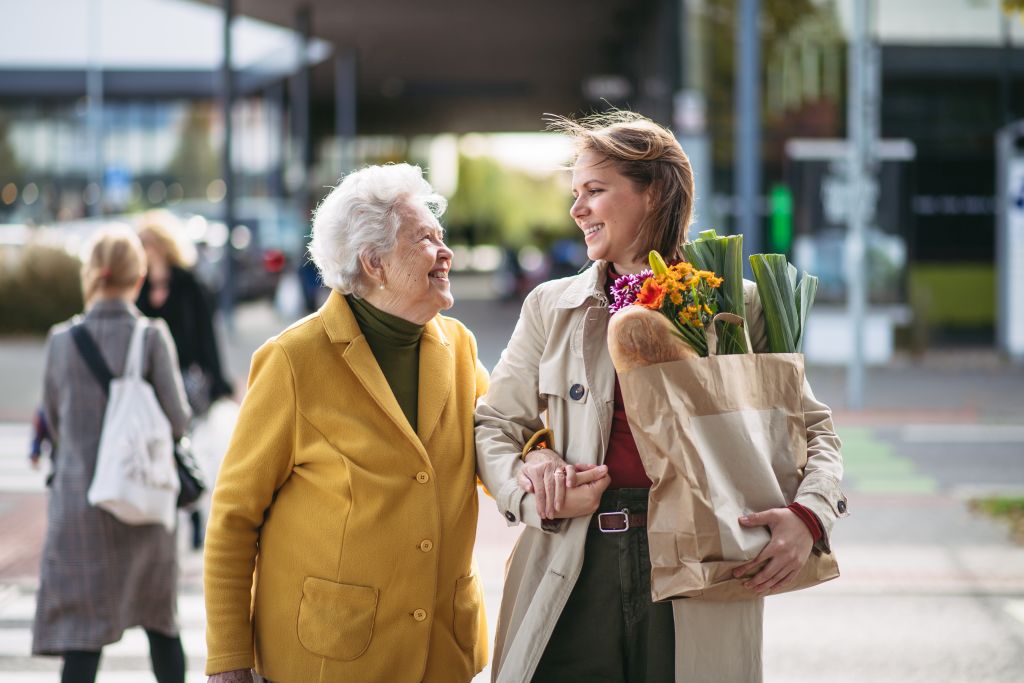 Eine Seniorin erledigt zusammen mit ihrer Haushaltshilfe die Einkäufe