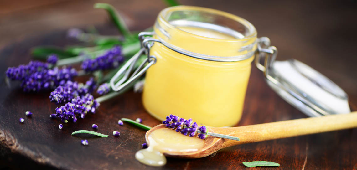 Honig im Glas mit Lavendel