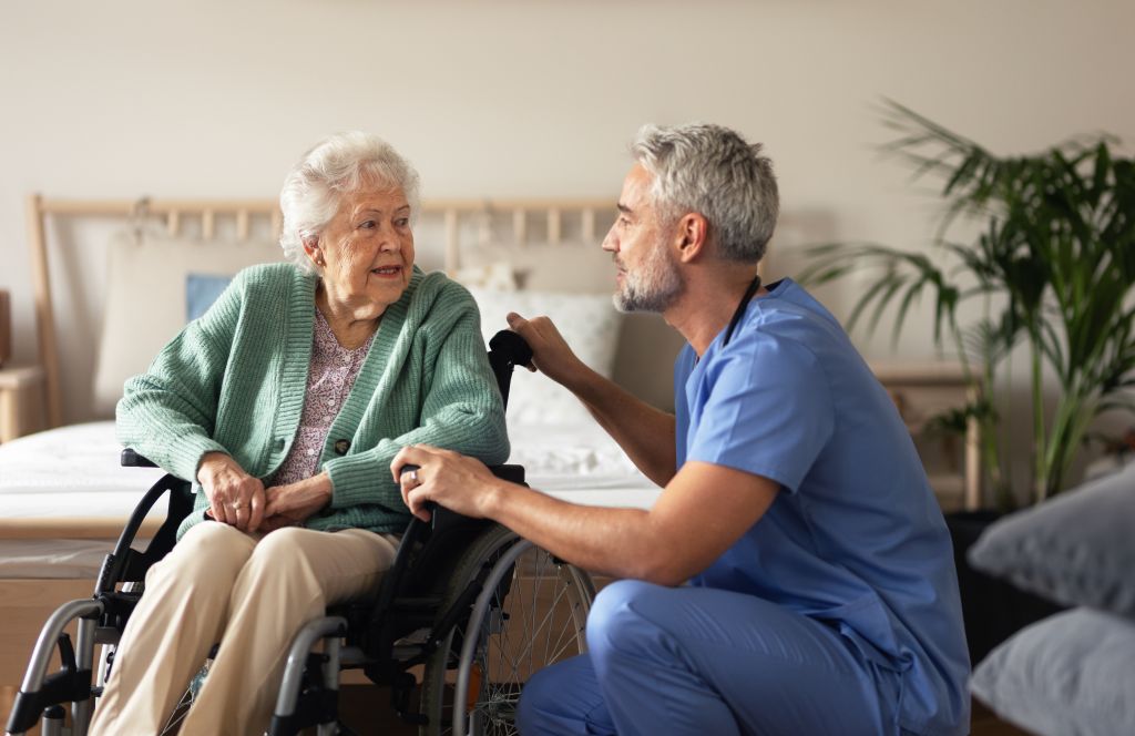 Hilfsangebote für Senioren: Ein Pfleger kümmert sich um eine Seniorin in ihrem Zuhause