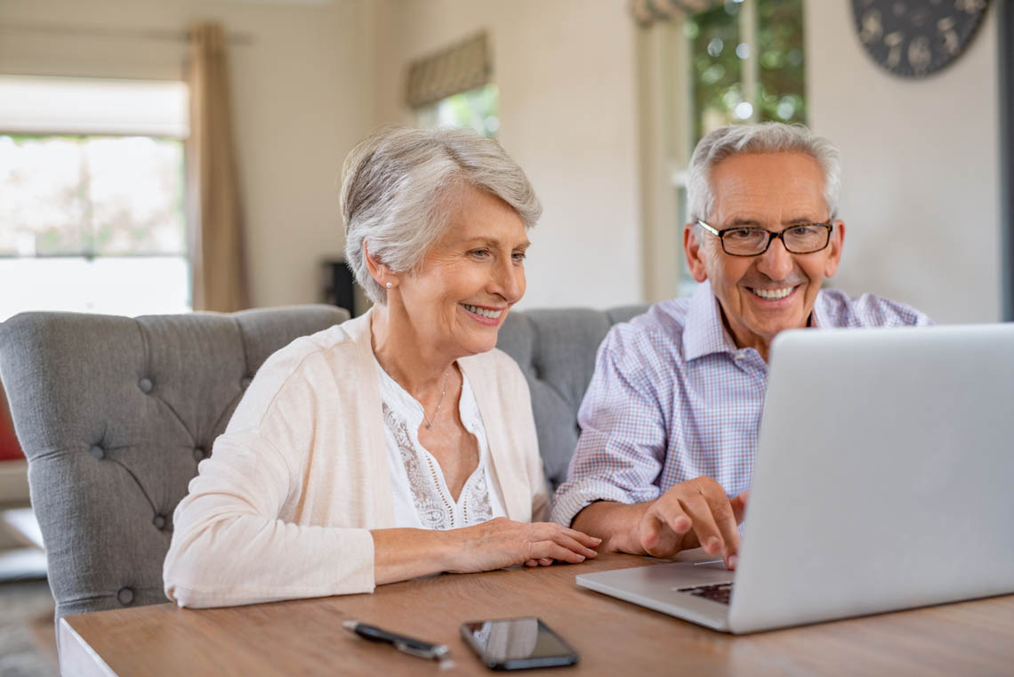 Älteres Paar macht Internetkurs für Senioren
