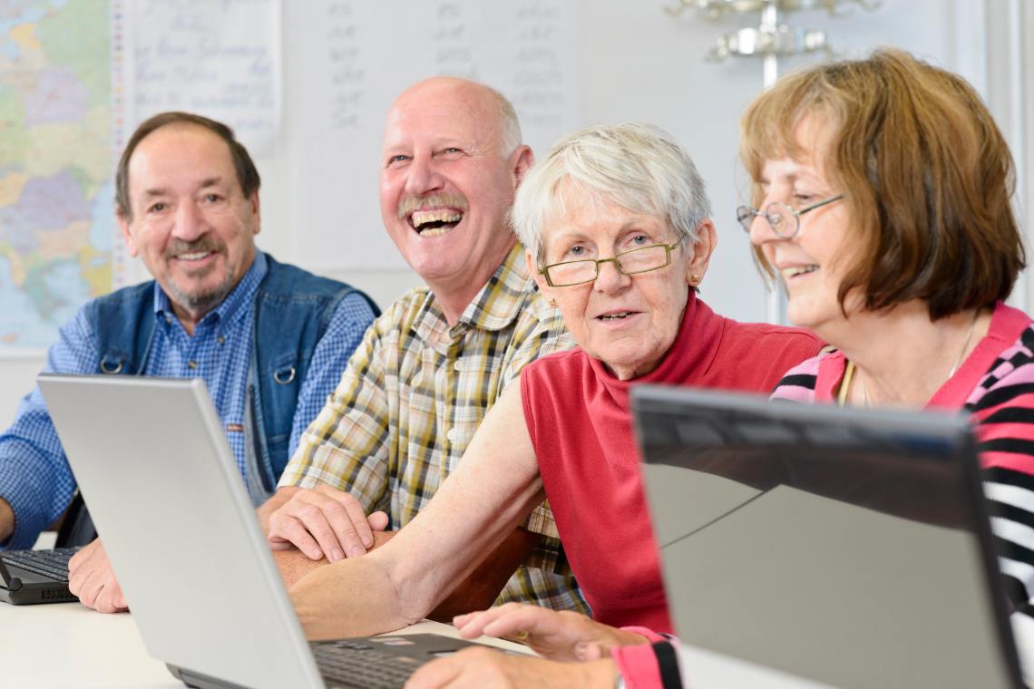 Senioren machen gemeinsam einen Internetkurs