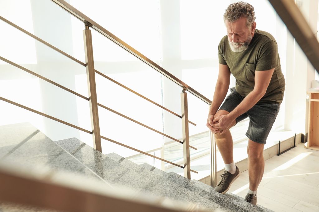 Knieschmerzen beim Treppensteigen – wenn die Stufen zum Hindernis werden