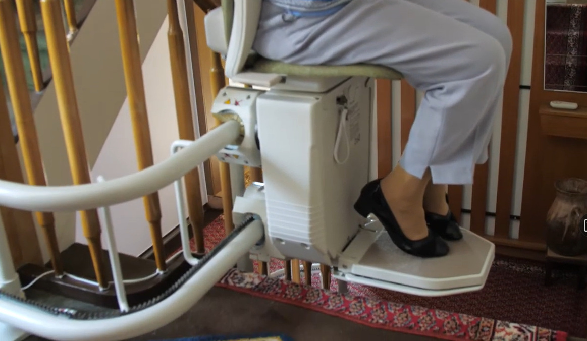 Frau Köhnen auf ihrem Sitzlift