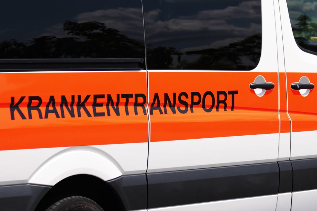 Bei Krankentransporten kommen Fahrzeuge wie Krankenwagen zum Einsatz © © M.Jenkins | stock.adobe.com Nahaufnahme eines Krankenwagens mit der Aufschrift Krankentransport