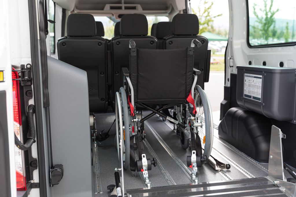 Krankentransporte sind auch auf die Beförderung von Rollstuhlfahrern ausgelegt © © Christian Schwier | stock.adobe.com Innenansicht eines Rettungswagens zur Beförderung von Rollstuhlfahrern