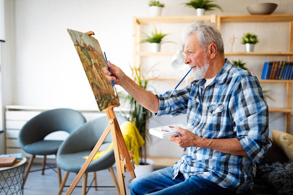 Kreativer Senior beim Malen