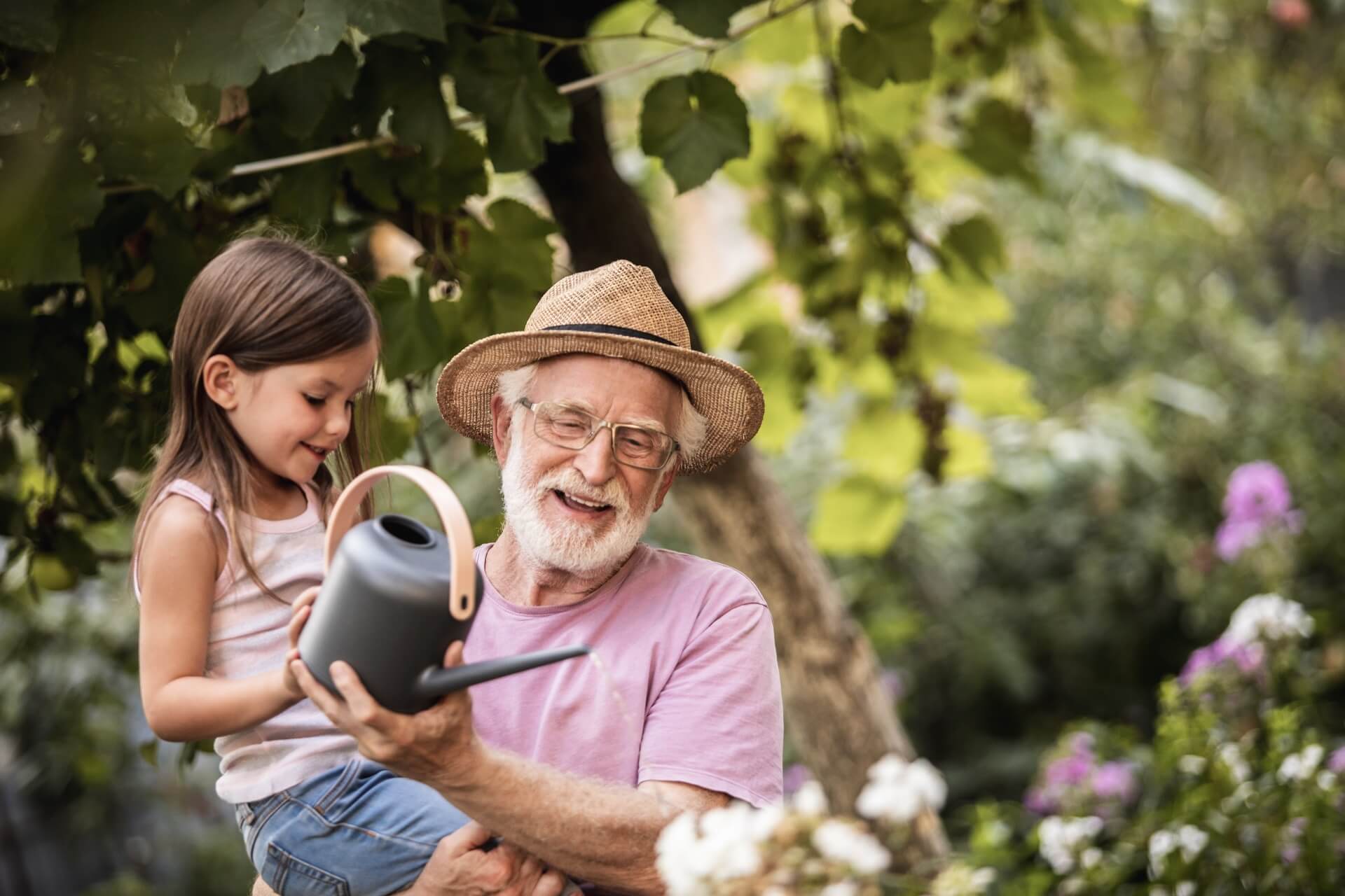 Leihopa gießt mit Kind Garten