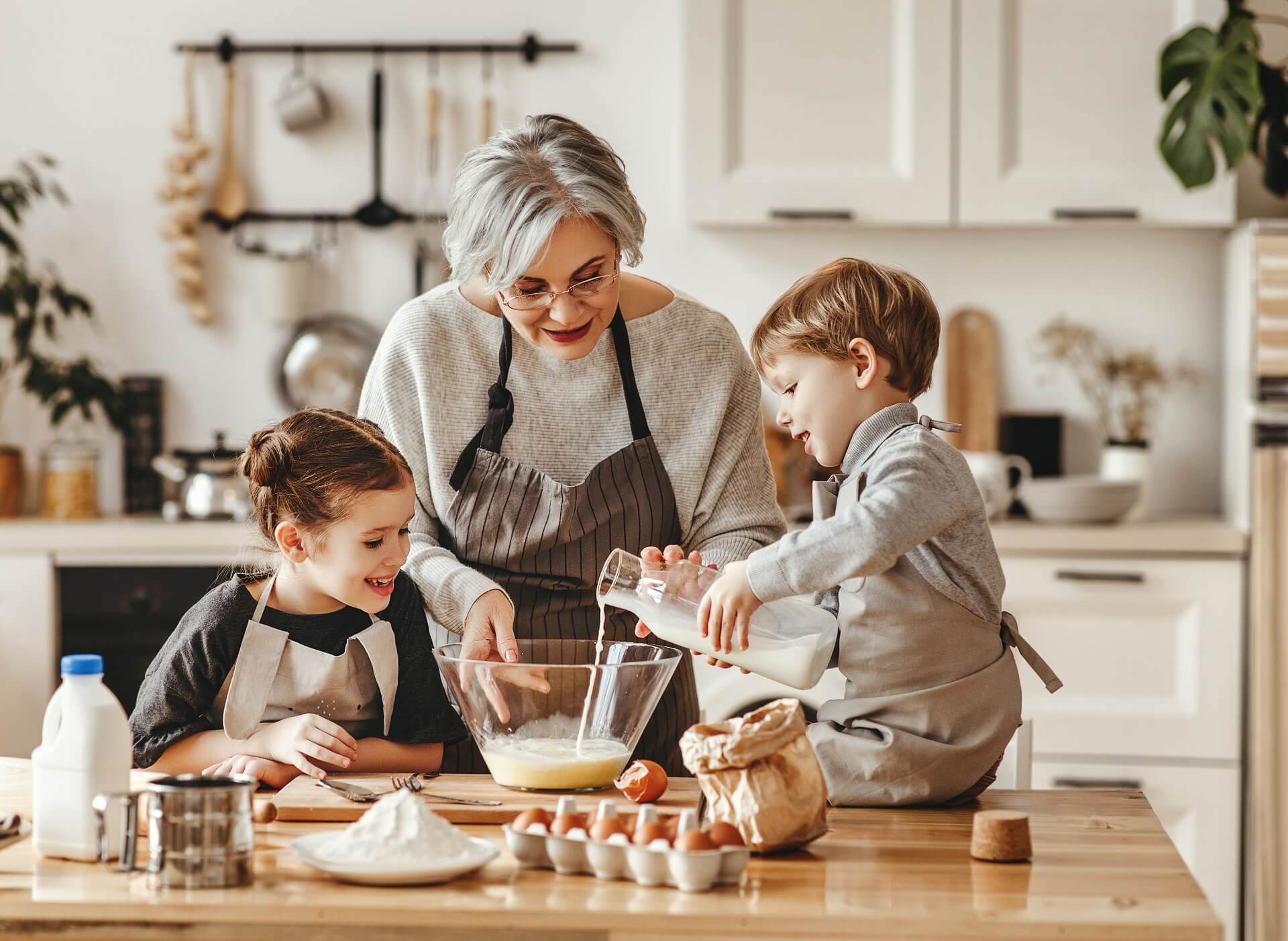 Leihoma backt mit Kindern Kuchen