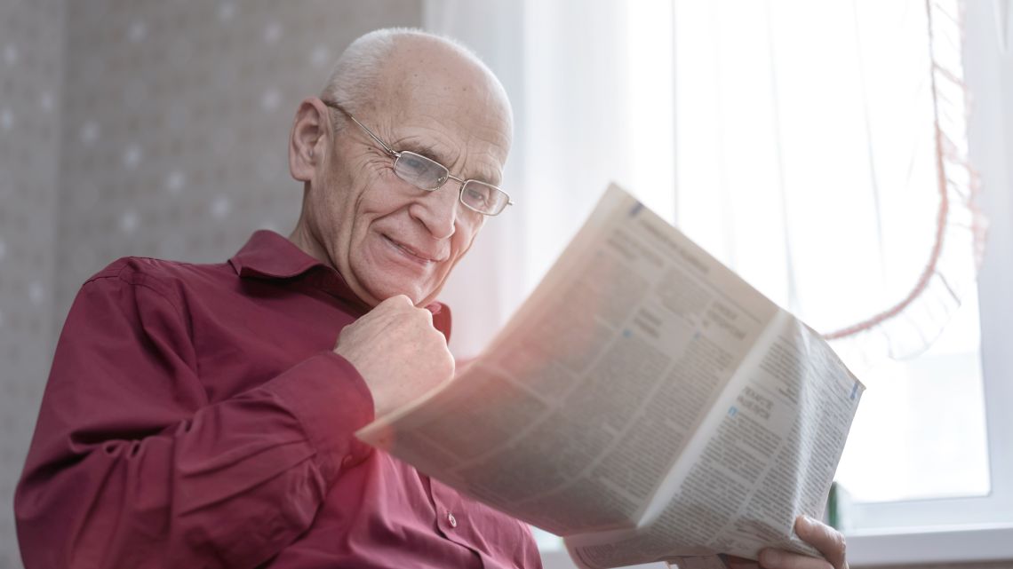 Älterer Mann liest Zeitung