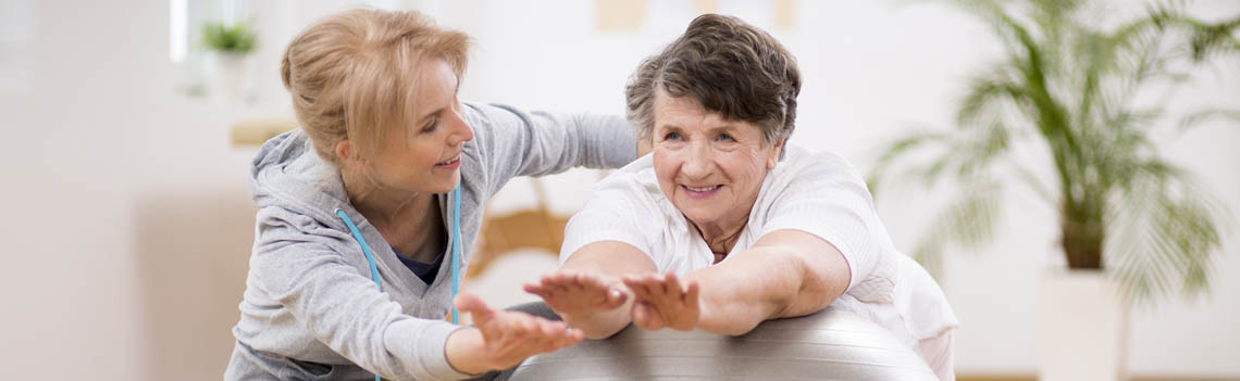 Seniorin ist beim Training der manuellen Therapie