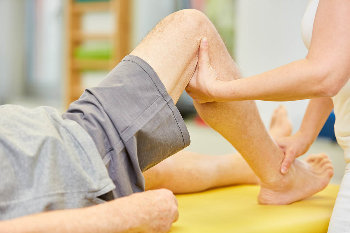Therapeutin behandelt Kniegelenk