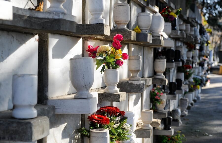 Moderne Bestattungsformen: Urnengräber an einer Wand