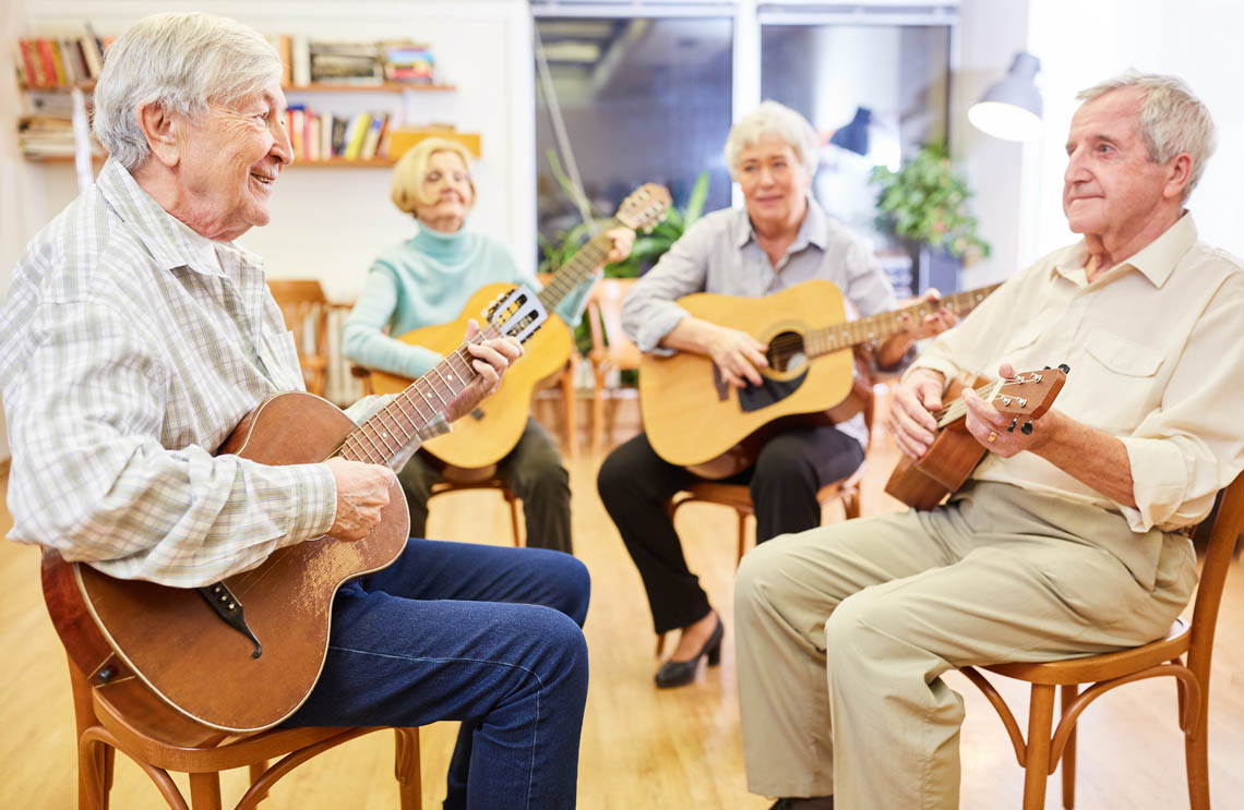 Senioren beim Gitarrenkurs