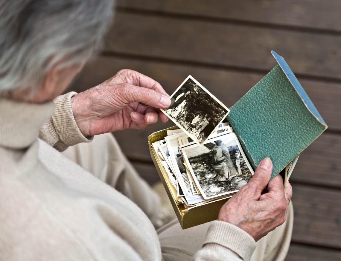 © © Gabriele Rohde | stock.adobe.com Seniorin schaut sich alte Fotos an