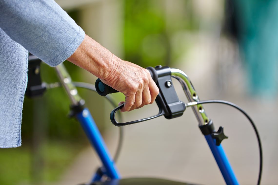 Detailaufnahme einer Seniorin am Rollator