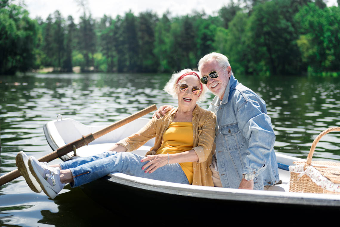 Glückliches Paar lachend auf Boot