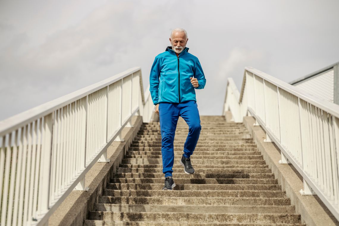 Ein älterer Mann läuft problemlos Treppen hinunter