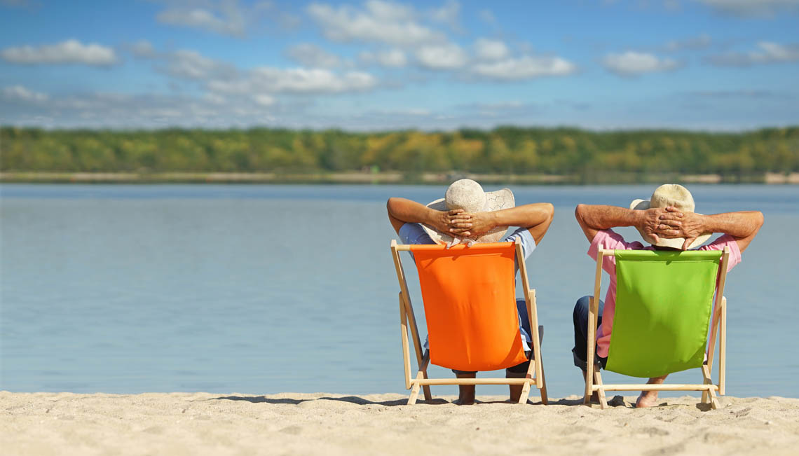 Älteres Paar am Strand im Urlaub