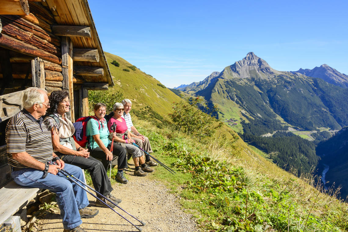 Seniorengruppe beim Wandern