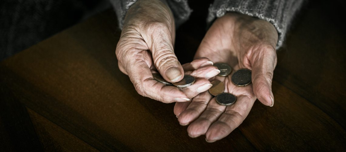 Geldstücke in den Händen einer Seniorin