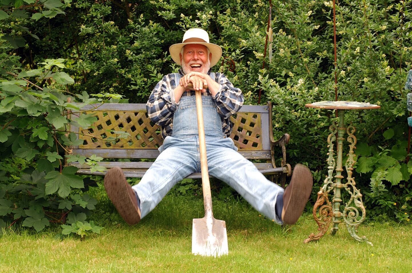 Rentner-Jobs: Älterer Herr sitzt mit Spaten auf Gartenbank