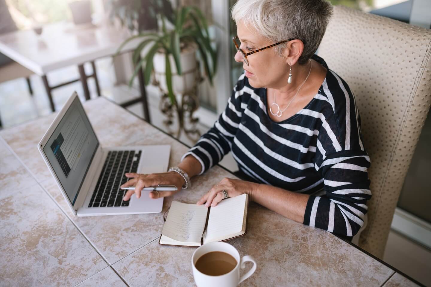 Rentner-Jobs: Frau arbeitet am Laptop