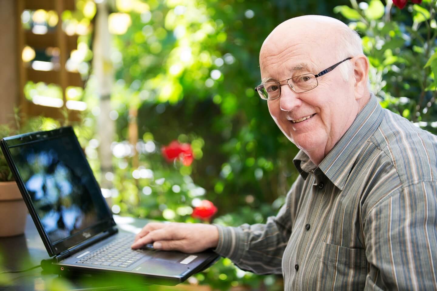 Rentner-Jobs: Älterer Mann arbeitet am Laptop
