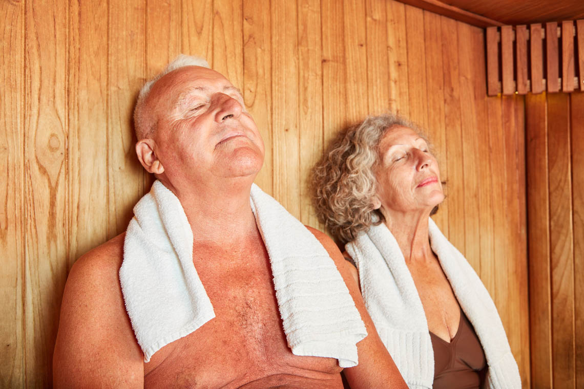 Älteres Paar entspannt in der Sauna