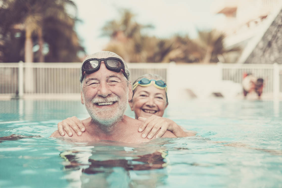 © Fabio | stock.adobe.com Älteres Paar geht gemeinsam schwimmen