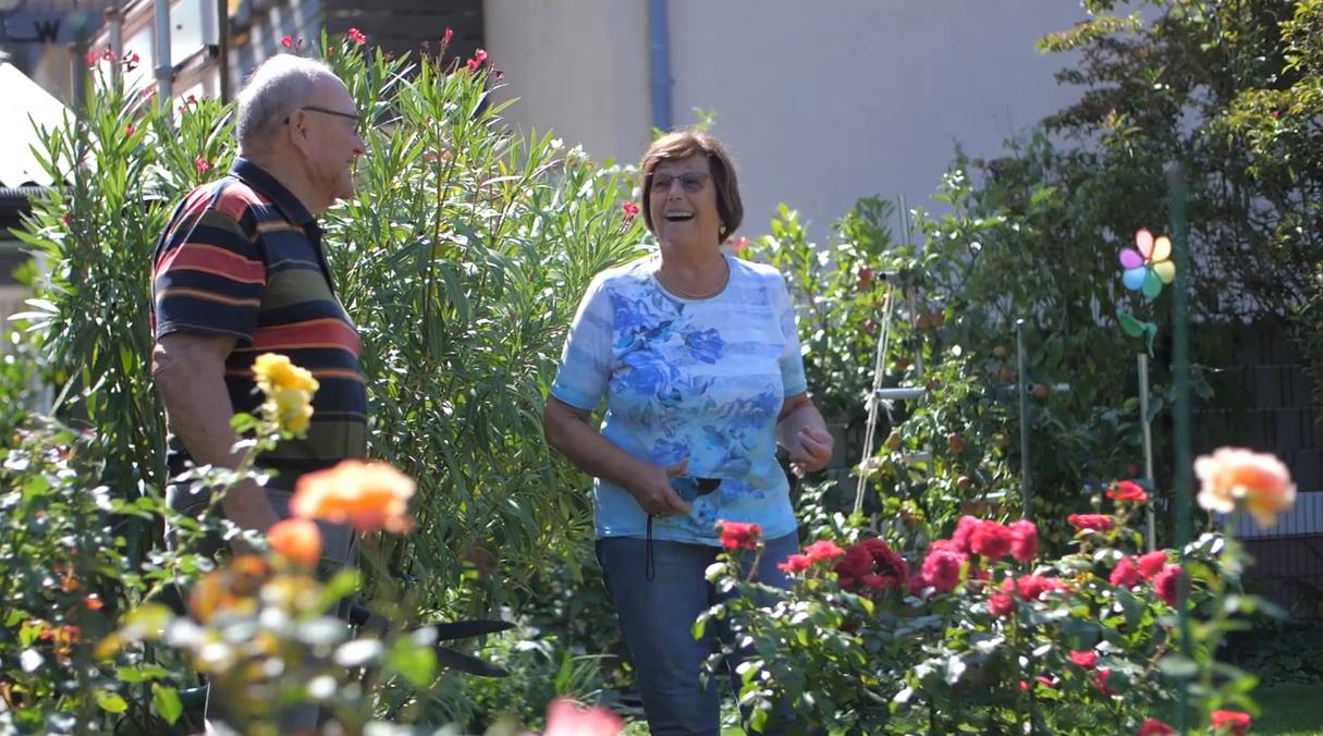 Ehepaar Schuhmacher in ihrem Garten