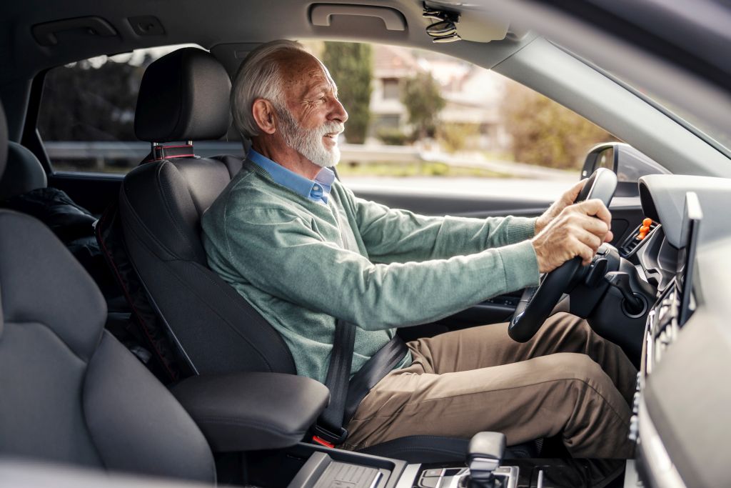 Mit einem Senioren-Auto erhalten Sie auch im hohen Alter Ihre Mobilität © © Dusan Petkovic | stock.adobe.com Ein älterer Mann beim Fahren eines seniorengerechten Autos