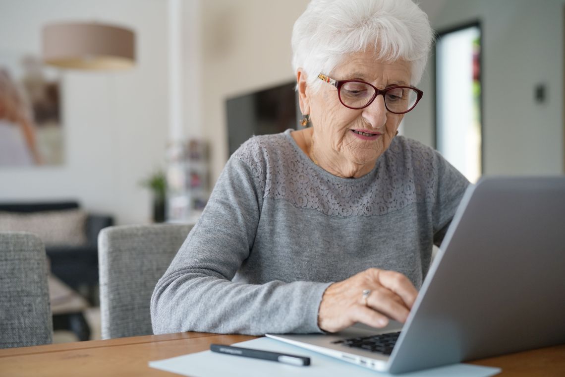 Ältere Frau nutzt Senioren-PC
