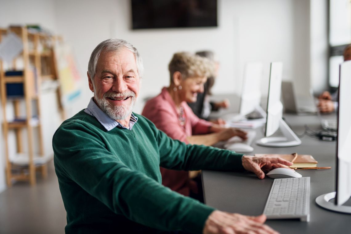 Rentner am PC bei einem Internetkurs