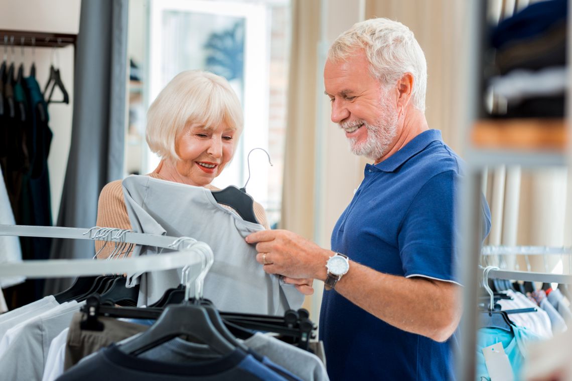 Älteres Ehepaar beim Kauf von seniorengerechter Kleidung