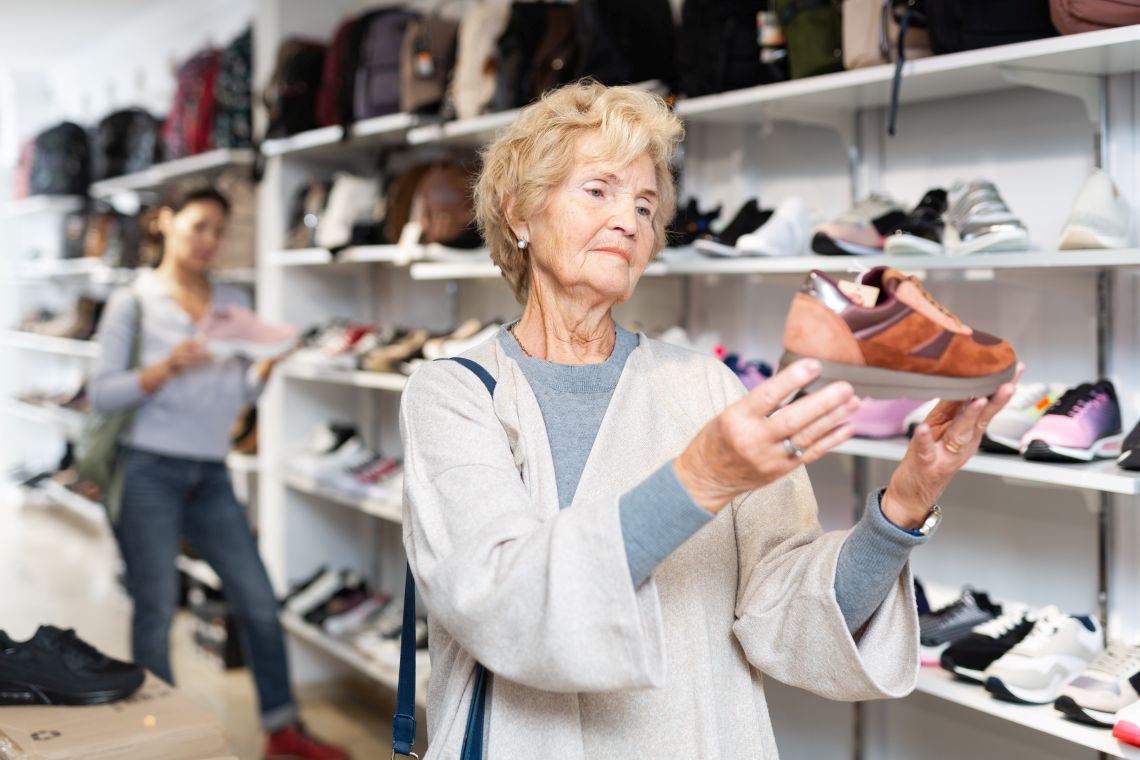 Seniorengerechte Kleidung: Frau beim Schuhkauf