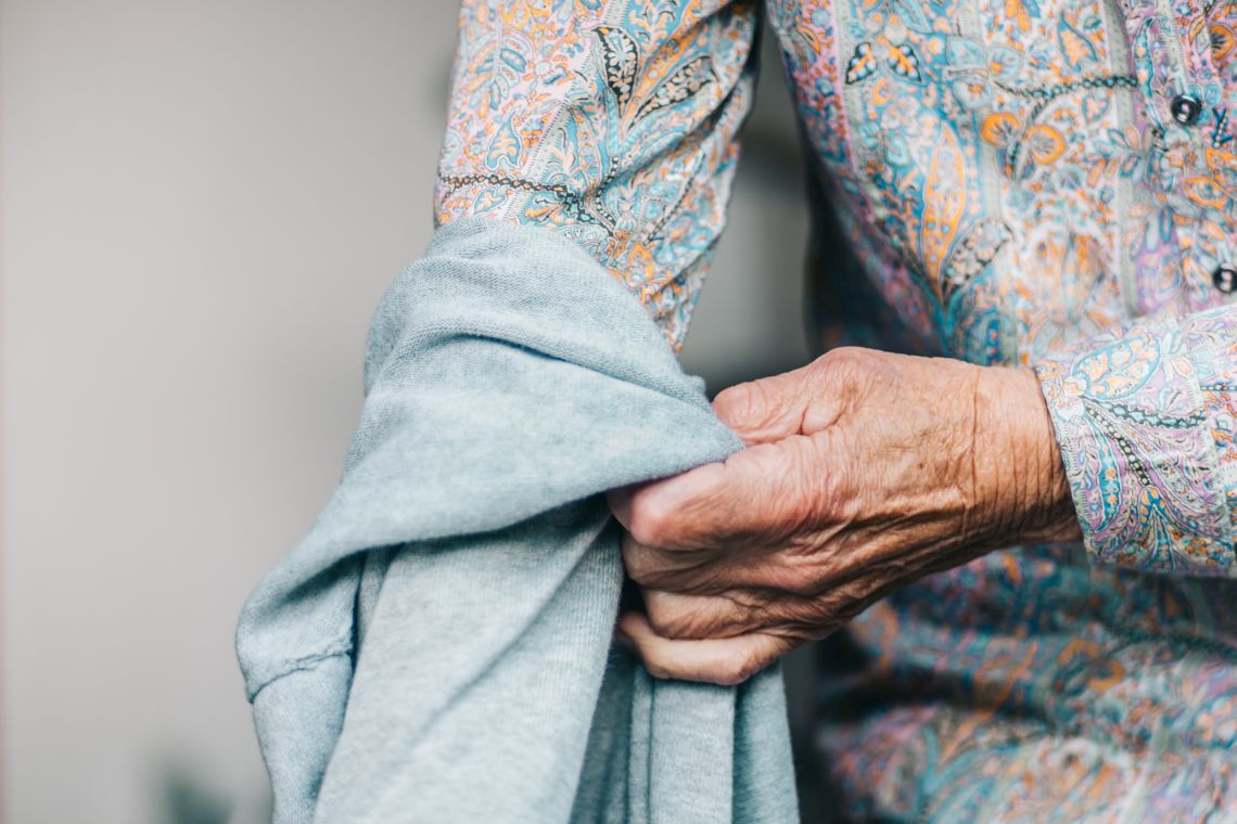 Frau zieht seniorengerechte Kleidung an