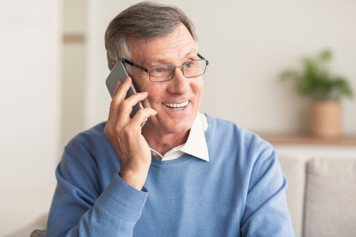 Mann telefoniert mit Seniorenhandy