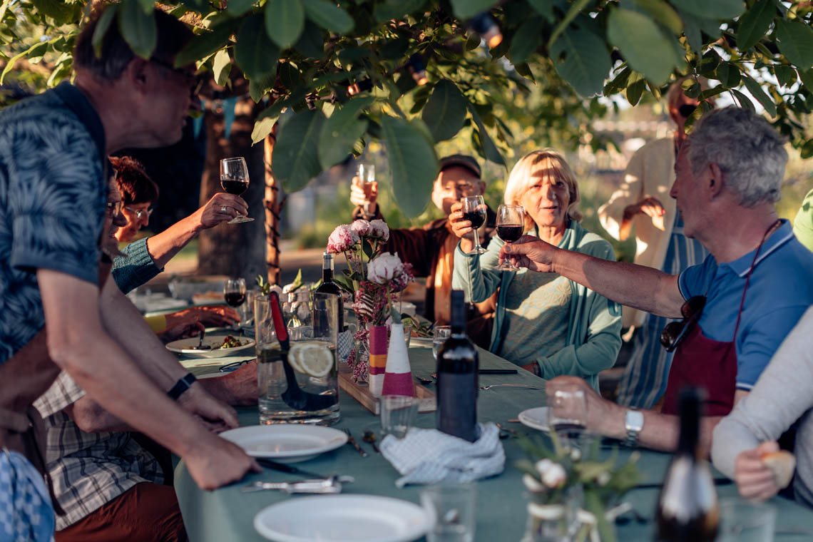 Seniorengruppe isst im Urlaub gemeinsam zu Abend