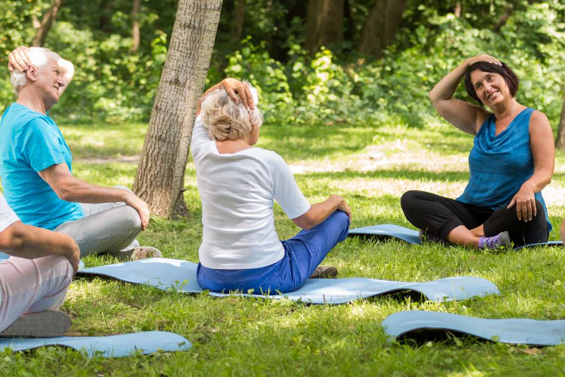 Seniorensport: Yogakurs im Freien