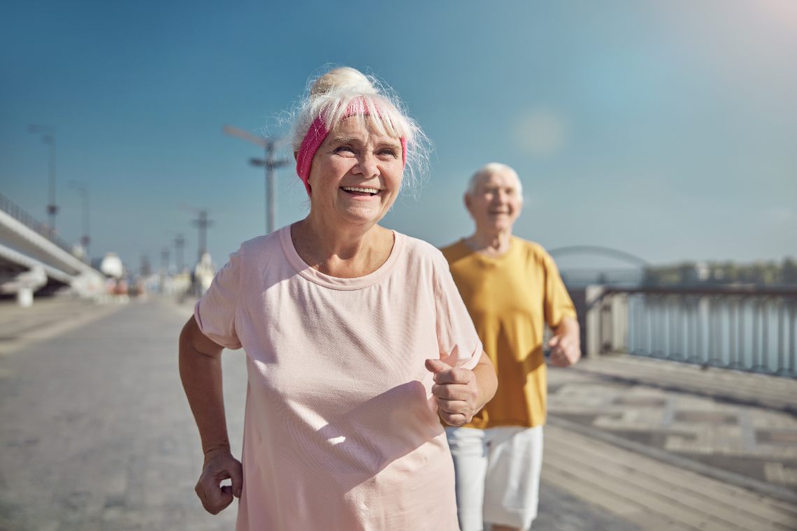 Seniorenpaar joggt zusammen