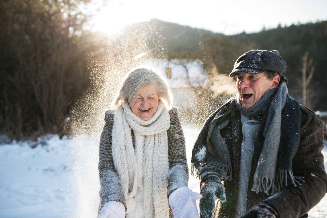 Älteres Ehepaar im Schnee