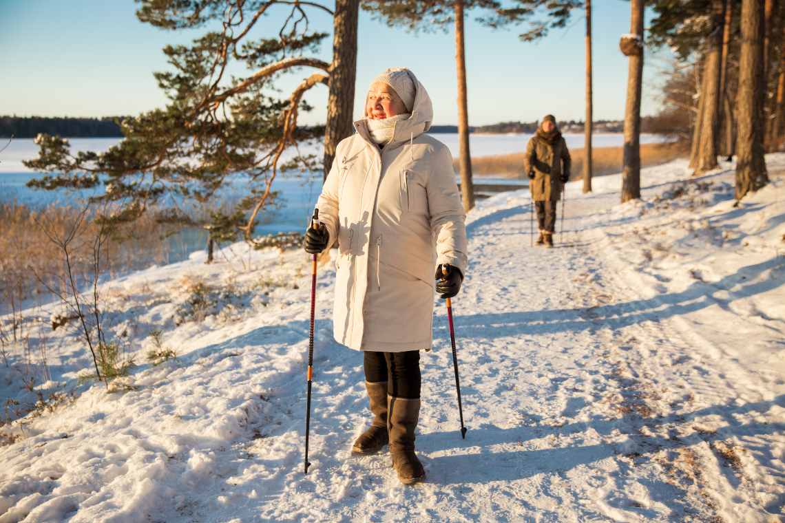 Frau beim Nordic Walking im Schnee
