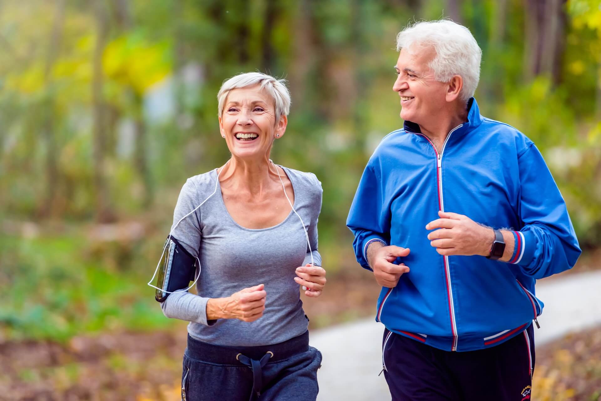 Älteres Paar beim Slow Jogging in der Natur