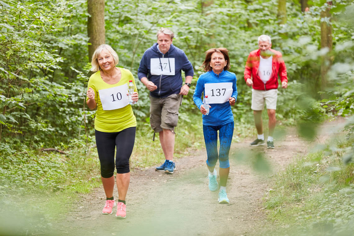 Seniorengruppe beim Slow Jogging