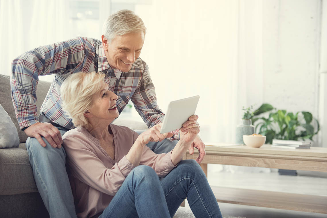 Älteres Paar steuert Smart Home