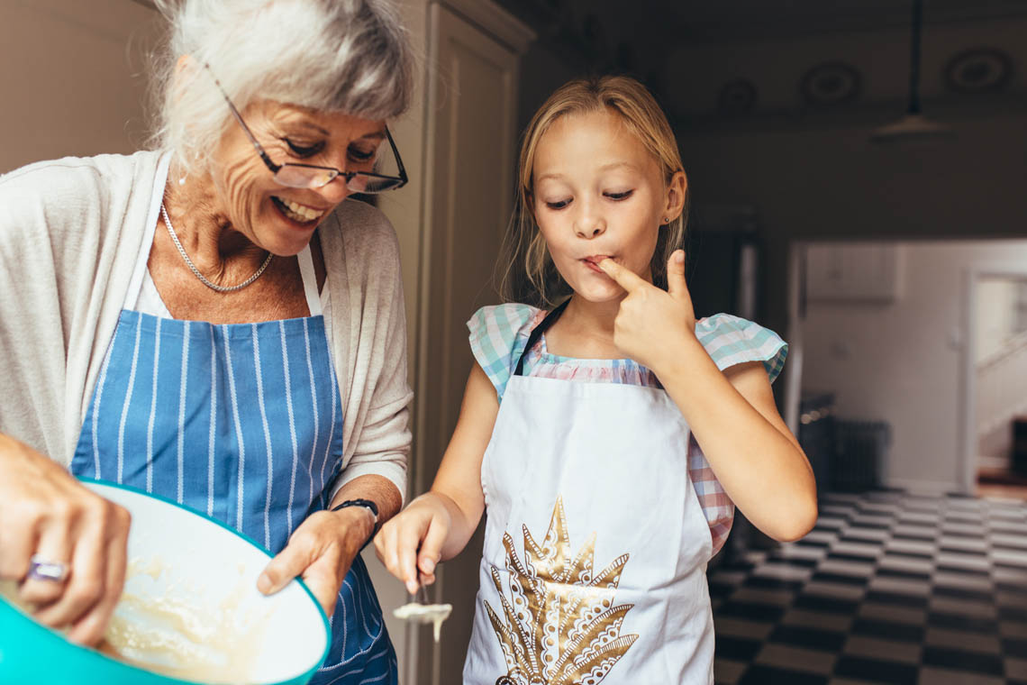 Großmutter und Enkelin haben Spaß beim Backen